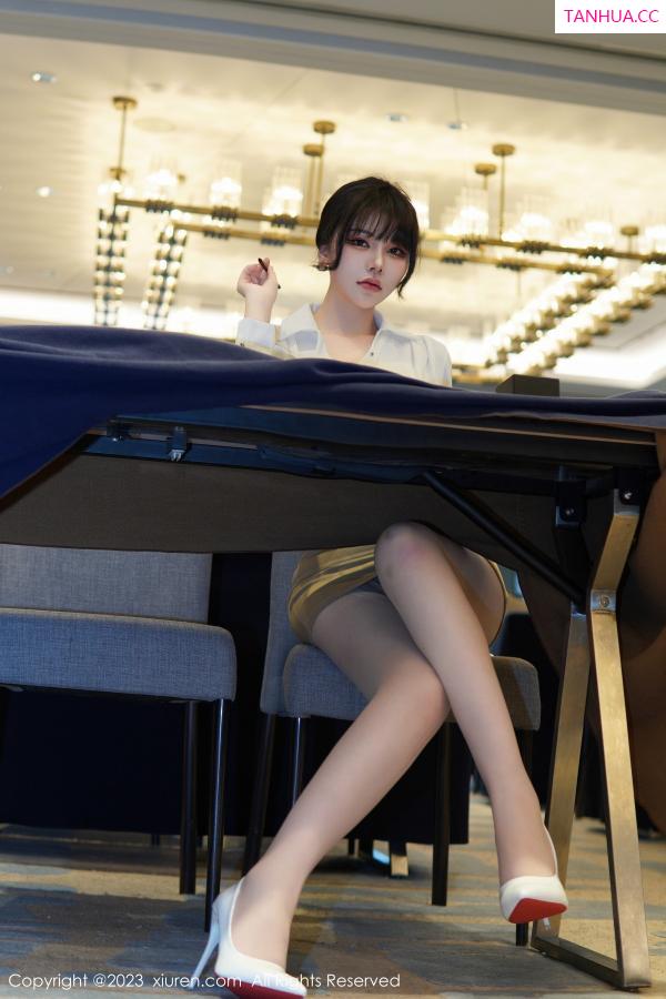   [XiuRen]高清写真图 2023.01.10 No.6111 桃桃子_ 短裙美腿第9张图片